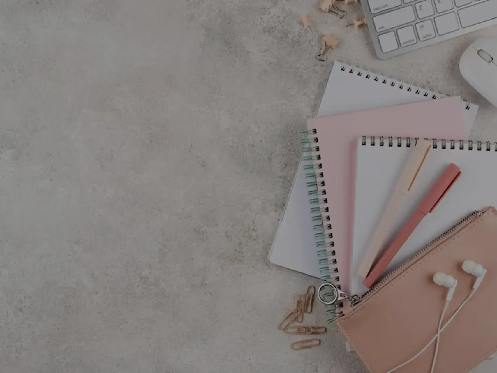 Imagem de fundo da categoria de agendas personalizadas para brindes corporativos da LCM Brindes.