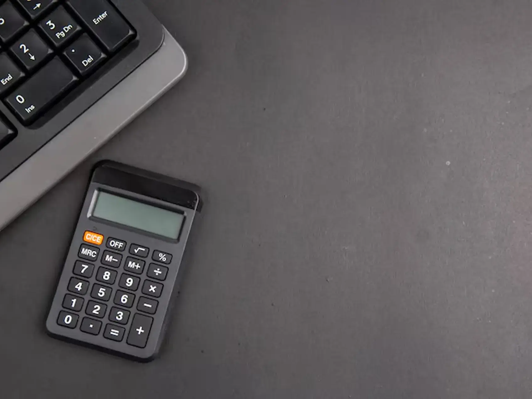 Imagem de fundo da categoria de calculadoras personalizadas para brindes corporativos da LCM Brindes.