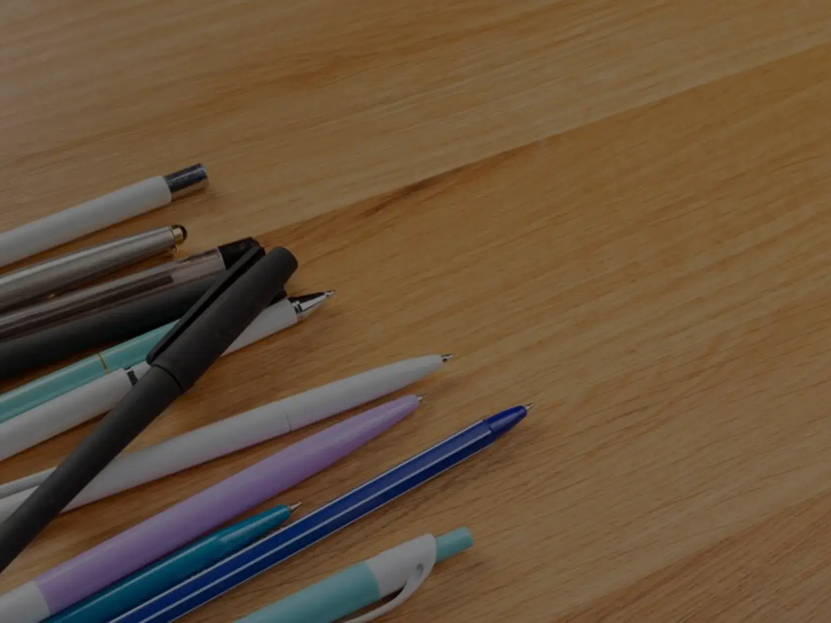 Imagem de fundo da categoria de canetas plásticas personalizadas para brindes corporativos da LCM Brindes.