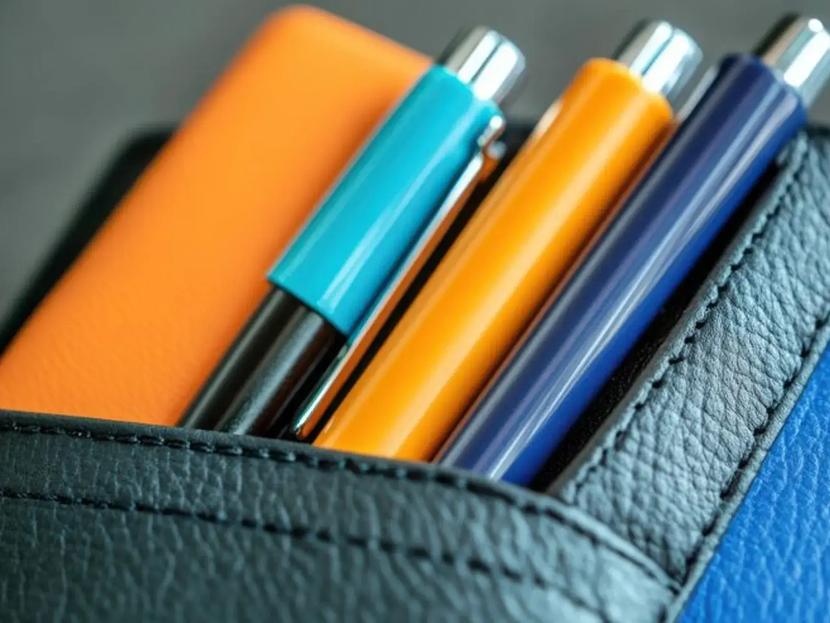 Imagem de fundo da categoria de canetas semimetal personalizadas para brindes corporativos da LCM Brindes.