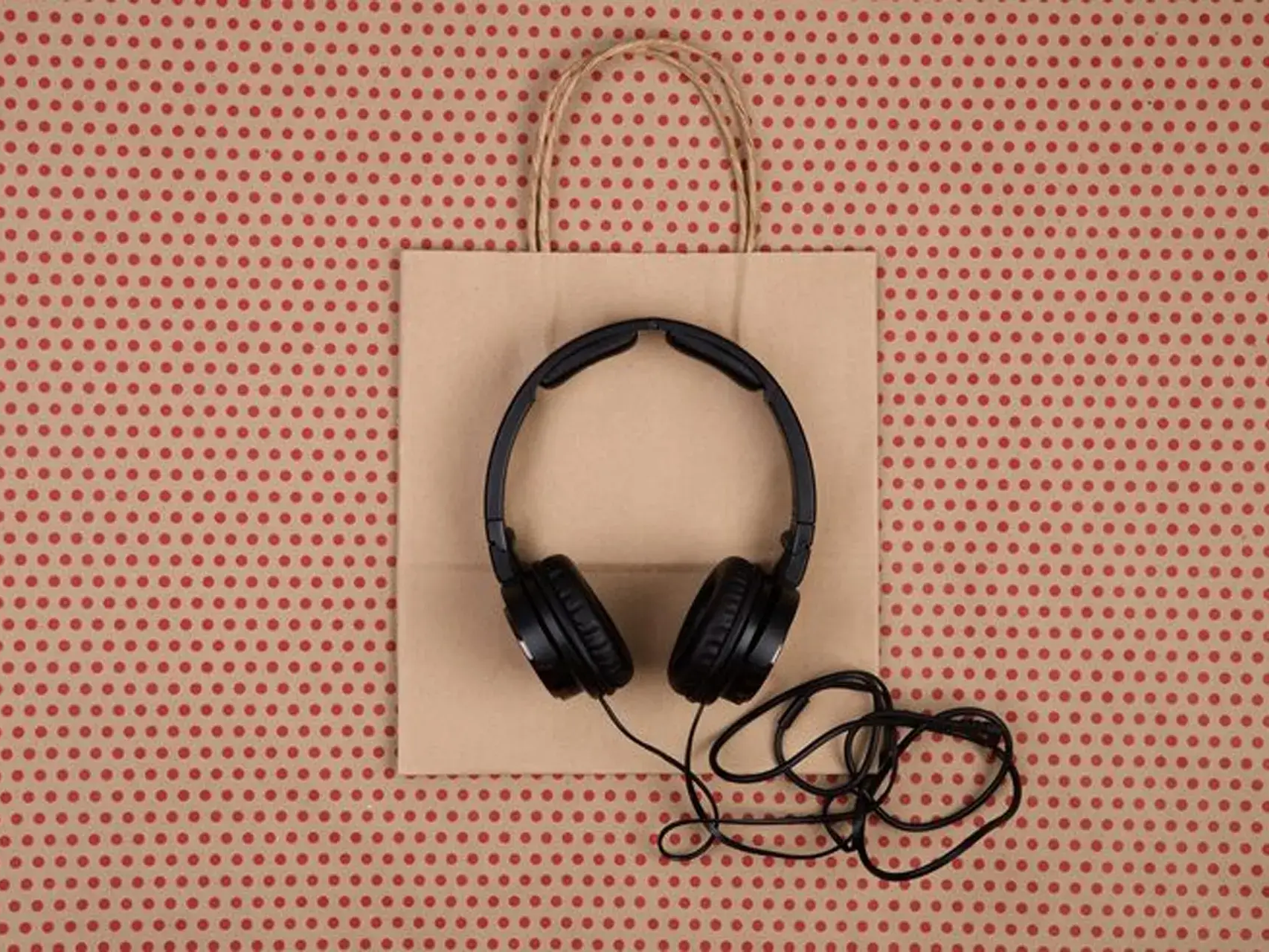 Imagem de fundo da categoria de fones de ouvido personalizados para brindes corporativos da LCM Brindes.