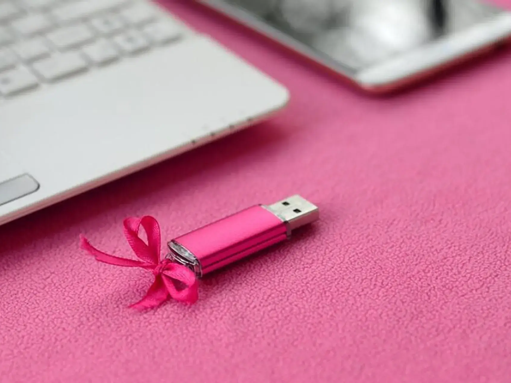 Imagem de fundo da categoria de pen drives personalizados para brindes corporativos da LCM Brindes.