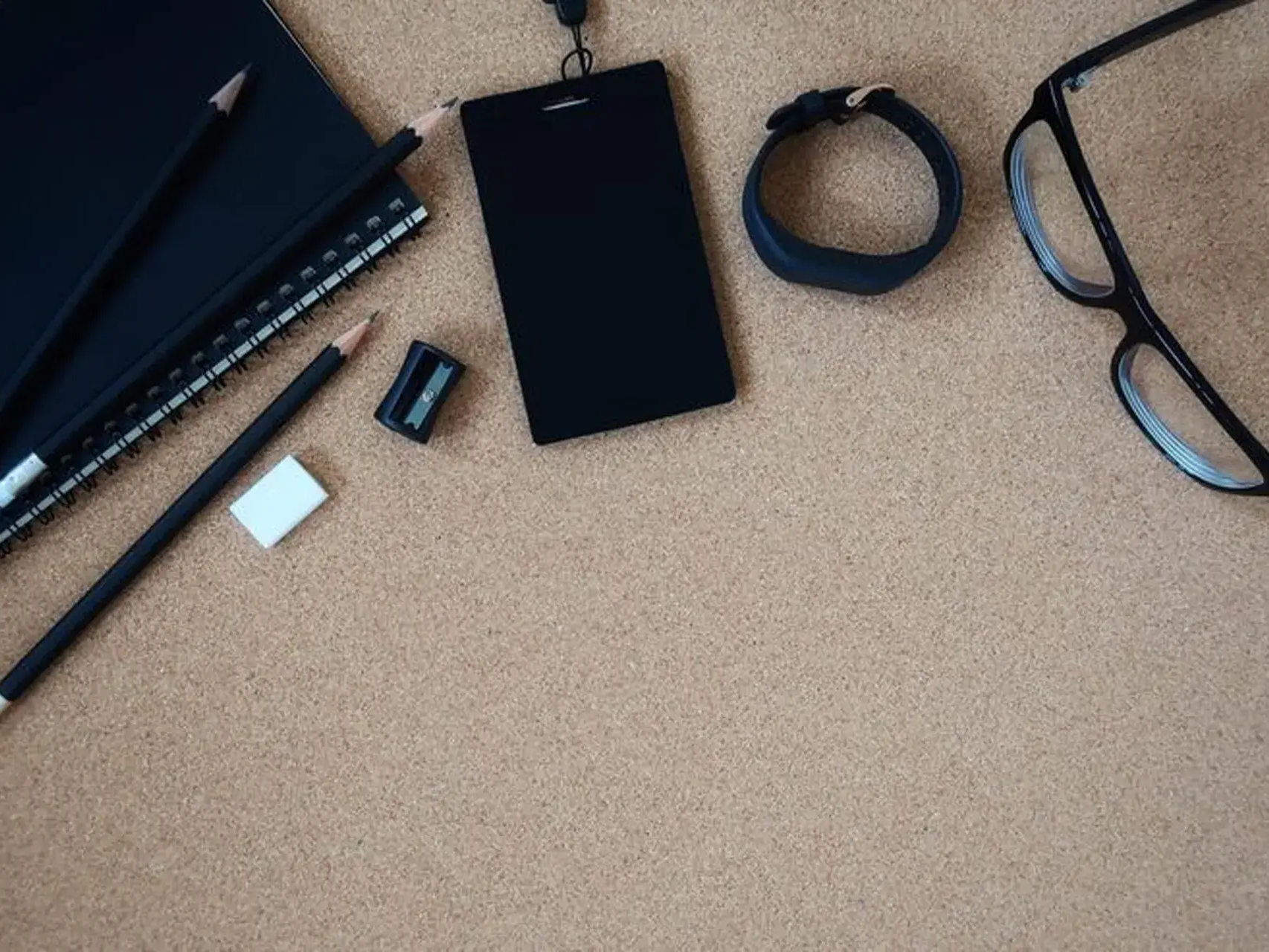 Imagem de fundo da categoria de power banks personalizados para brindes corporativos da LCM Brindes.