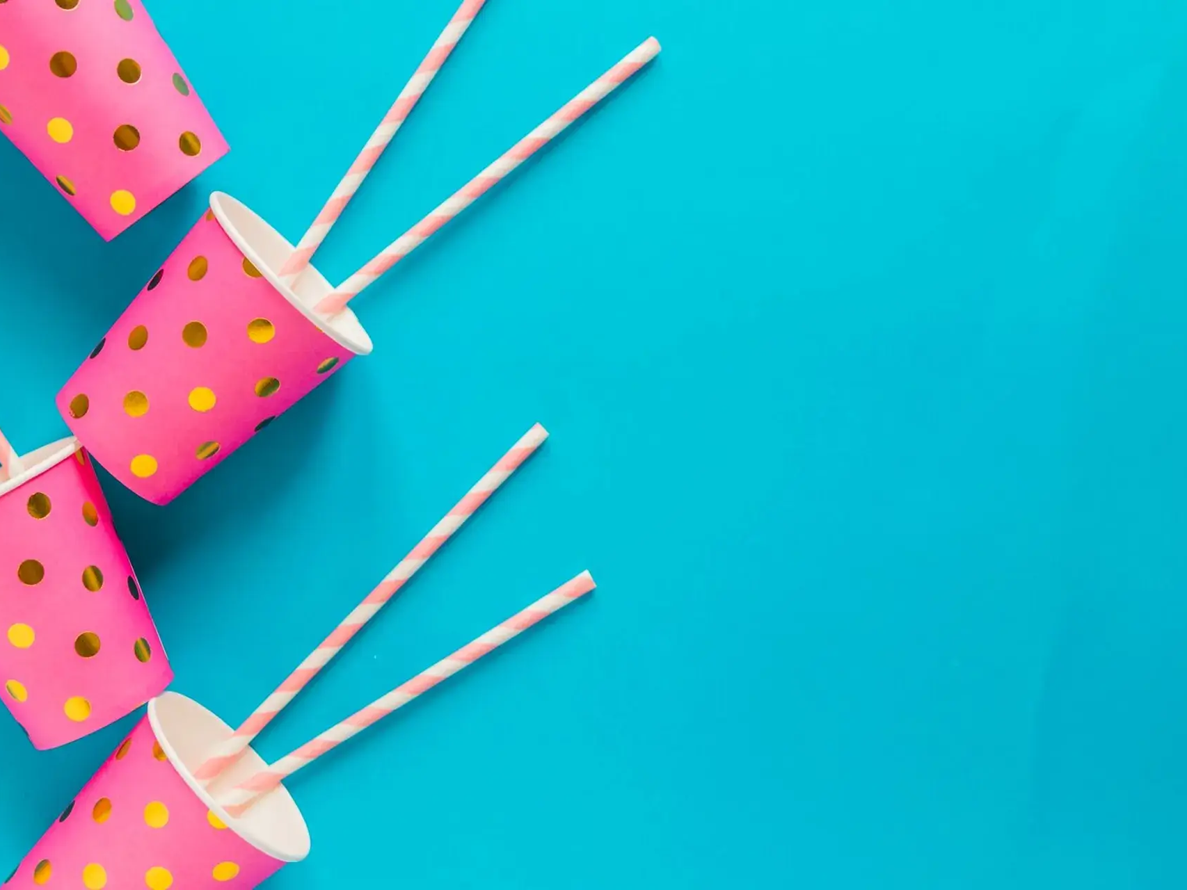 Imagem de fundo da categoria de copos personalizados para brindes corporativos da LCM Brindes.