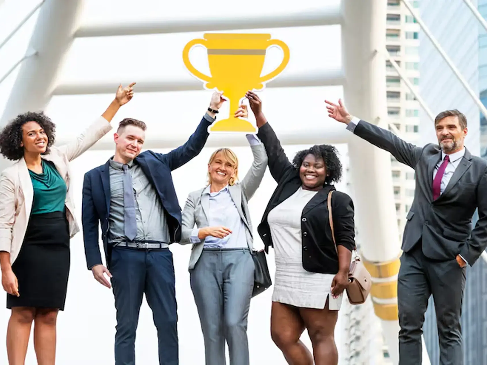 Premiação de colaboradores com brindes personalizados e presentes corporativos da LCM Brindes para reconhecimento empresarial e motivação de equipes
